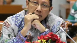 Menteri Agama Lukman Hakim Saifuddin mengikuti rapat kerja dengan Komisi VIII DPR di Kompleks Parlemen, Jakarta, Rabu (9/9/2015). Rapat itu membahas Rencana Kerja & Anggaran Kementerian Lembaga (RKAKL) Kemenag Tahun 2016.(Liputan6.com/Johan Tallo)