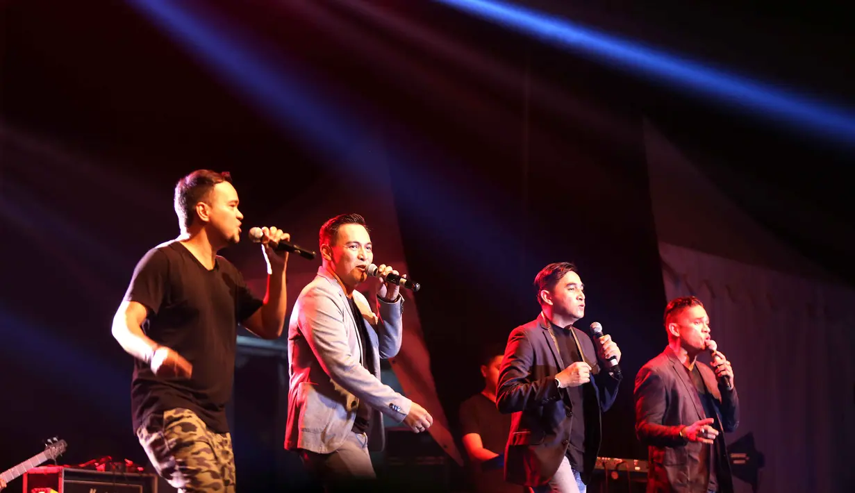 Konser 90’s Festival yang menampilkan boyband Coboy yang digawangi oleh Gilbert Patiruhu, Ferry, Ponco Buwono dan Ali Mustafa seakan mengobati kerinduan para pecinta musik 90-an. (Nurwahyunan/Bintang.com)