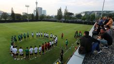 Timnas Indonesia langsung menggelar latihan usai laga menghadapi Palestina. Ya, skuad Garuda yang telah berada di Jakarta langsung menggelar latihan perdana pada Kamis (16/5/2023) sore di Lapangan A Gelora Bung Karno (GBK) sebagai persiapan menghadapi Timnas Argentina pada laga persahabatan FIFA Matchday, 19 Juni 2023 di Stadion Utama Gelora Bung Karno. Sesuai permintaan pelatih Shin Tae-yong, latihan digelar dengan penjagaan ketat, bahkan untuk menjaga fokus pemain, sisi lapangan ditutup kain hitam dan awak media pun hanya diizinkan meliput dari bagian atas lapangan. (Bola.com/Bagaskara Lazuardi)