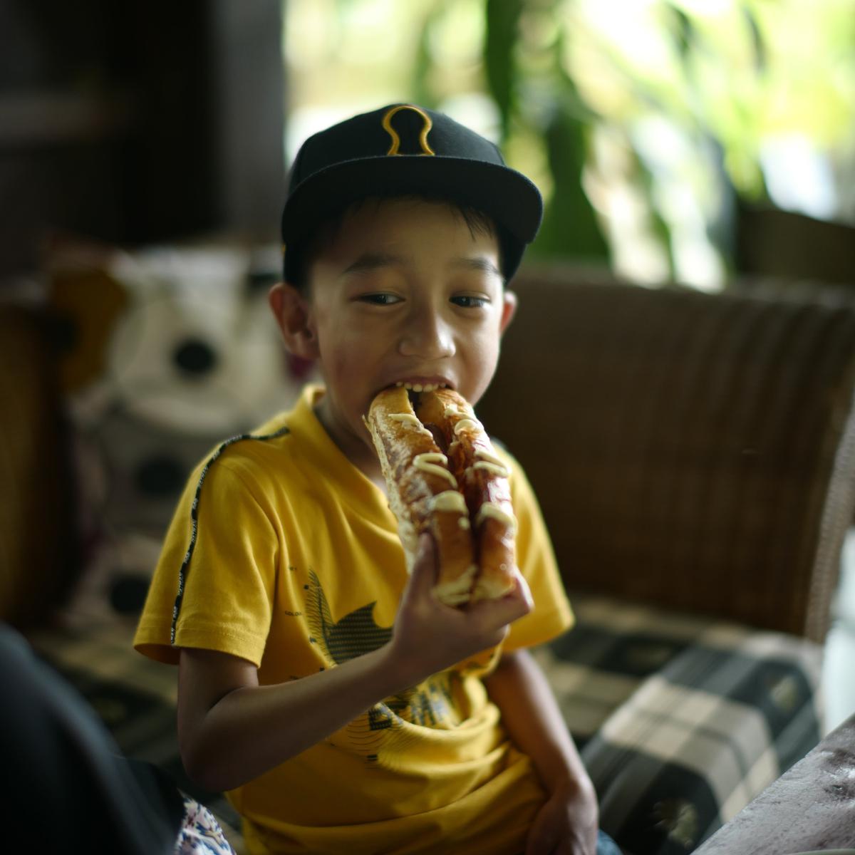 Anak Makan Sosis