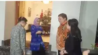 Ketua Umum Partai Golkar Airlangga Hartarto bersama sang istri, Yanti Isfandiari meyambangi kediaman seniornya di Partai Golkar, Jusuf Kalla di bilangan Brawijaya Jakarta Selatan. (Dok. Istimewa)