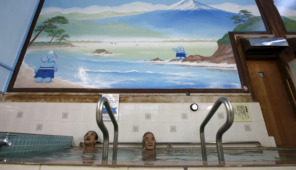 Dua orang pria berendam di salah satu pemandian umum  di pusat kota Tokyo,Jepang,  Senin (5/10/2015). Tempat pemandian umum di Jepang akan dijadikan suatu objek wisata untuk menarik kembali para wisatawan asing dan dalam negeri. (REUTERS/Issei Kato)