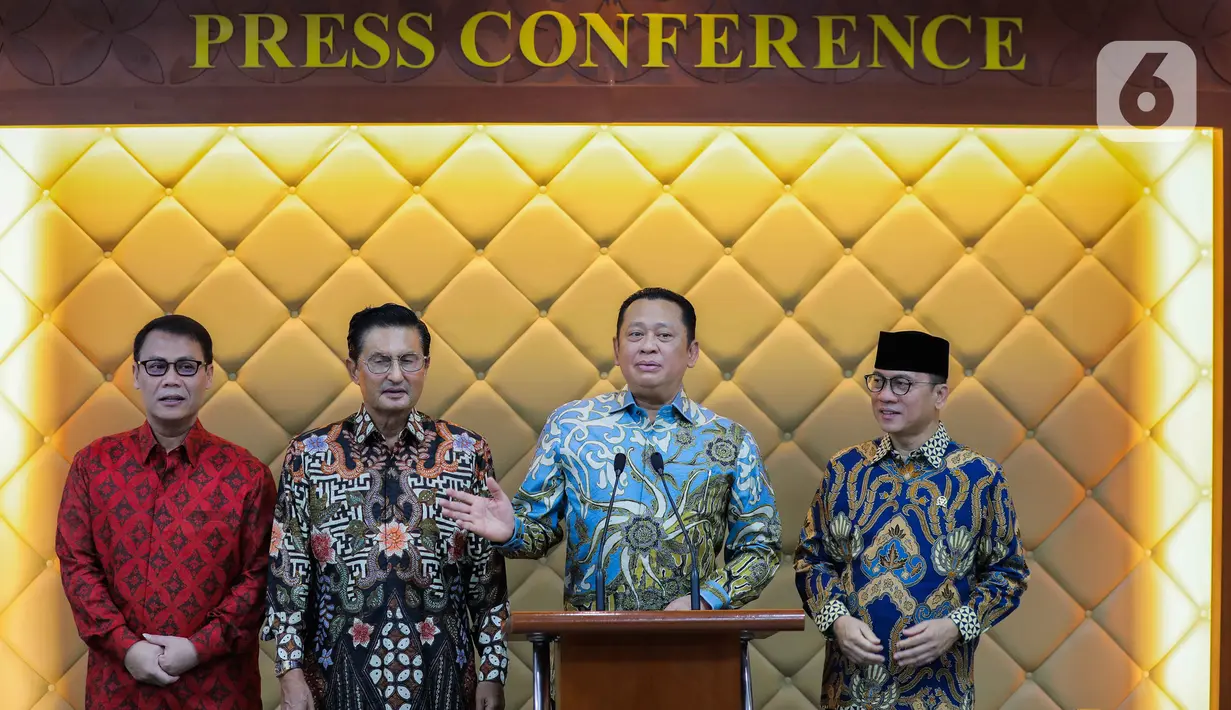Ketua MPR Bambang Soesatyo (kedua kanan) bersama Wakil Ketua MPR Yandri Susanto (kanan), Fadel Muhammad (kedua kiri) dan Ahmad Basarah (kiri) saat menggelar konferensi pers di Nusantara IV, Kompleks Parlemen MPR/DPR-DPD, Senayan, Jakarta, Senin (14/8/2023). (Liputan6.com/Faizal Fanani)