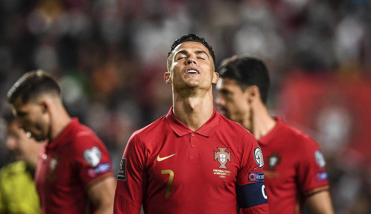 Cristiano Ronaldo. Ia hanya mampu membawa Portugal menempati posisi kedua Grup A di bawah Serbia dan harus memainkan laga play-off. Total telah tampil dalam 4 edisi Piala Dunia berurutan mulai 2006 hingga 2018 dengan mencetak 7 gol dan 2 assist dari 17 laga. (AFP/Patricia De Melo Moreira)