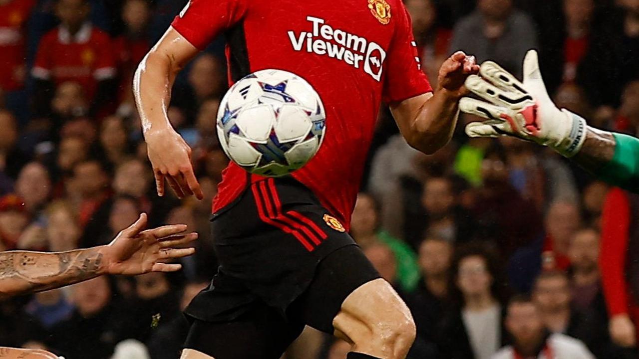 Masuk babak kedua, MU masih mendominasi, hingga Hojlund kembali mencetak gol pada menit ke-67. Gol itu membawa United memimpin 2-1.<br>