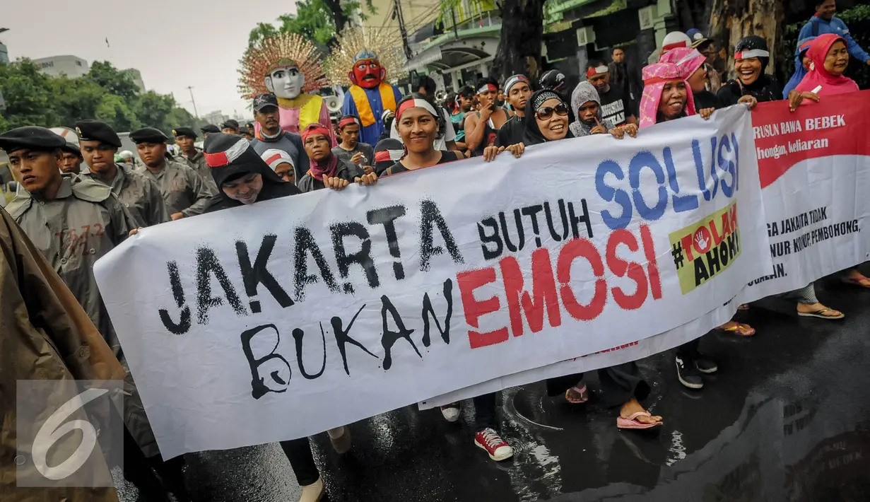 Massa yang tergabung dalam Aliansi Gerakan Selamatkan Jakarta (GSJ) menggelar aksi longmarch dari Raden Saleh menuju KPUD Jakarta, Rabu (21/9). Dalam aksinya mereka menolak Ahok menjadi Gubernur DKI Jakarta kembali. (Liputan6.com/Faizal Fanani)