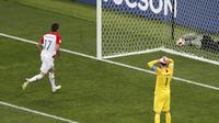 Kiper Prancis Hugo Lloris (kanan) melakukan kesalahan pada final Piala Dunia 2018. (AP Photo/Rebecca Blackwell)