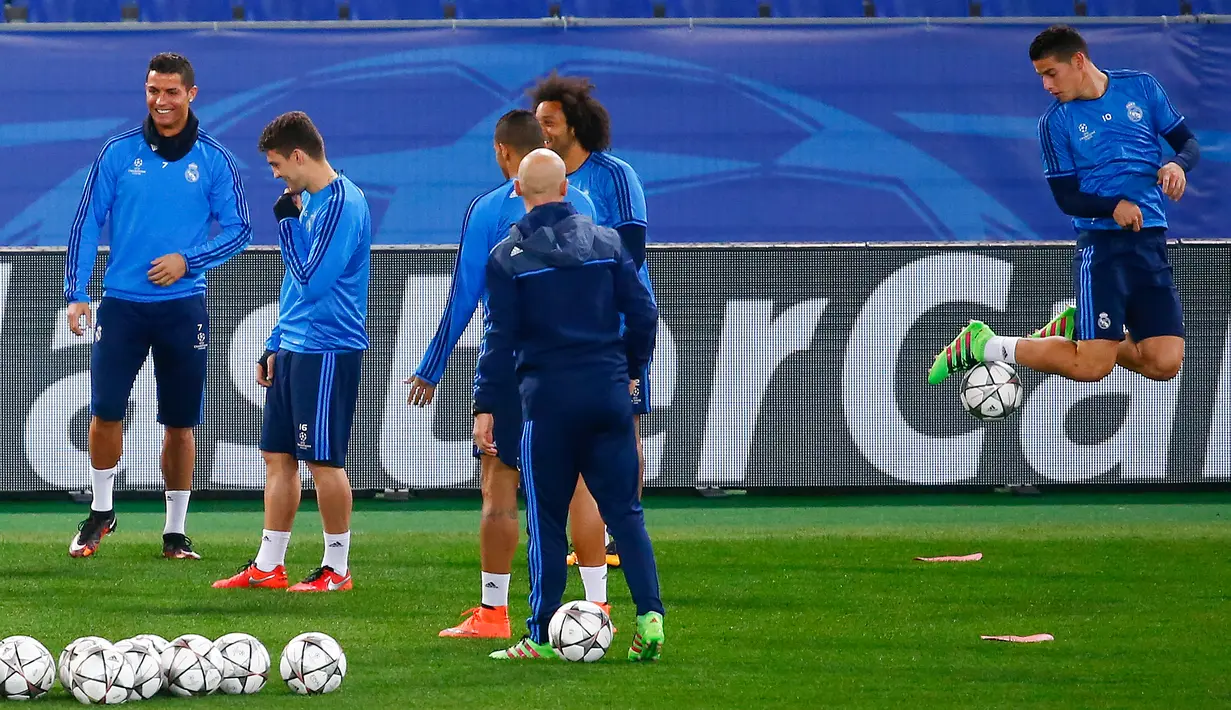 Para pemain Real Madrid melakukan pemanasan selama sesi latihan di Stadion Olimpiade di Roma, Italia (16/2). Real Madrid akan bertanding melawan AS Roma di leg pertama 16 besar Liga Champions. (REUTERS/Tony Gentile)