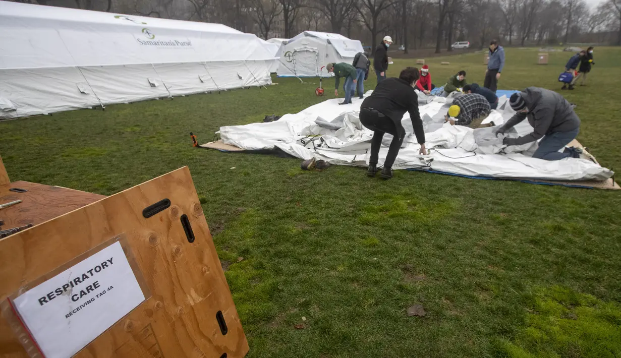 Pekerja Samaritan's Purse membangun rumah sakit lapangan darurat virus corona COVID-19 di Central Park, New York, Amerika Serikat, Minggu (29/3/2020). Rumah sakit lapangan darurat yang dibangun di seberang Rumah Sakit Mount Sinai ini dilengkapi dengan unit pernapasan. (AP Photo/Mary Altaffer)