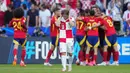 Reaksi kecewa kapten Timnas Kroasia, Luka Modric setelah timnya kebobolan gol ketiga oleh Timnas Spanyol melalui Dani Carvajal pada laga Grup B Euro 2024 di Olympiastadion, Berlin, Jeman, Sabtu (15/6/2024). (AP Photo/Ebrahim Noroozi)
