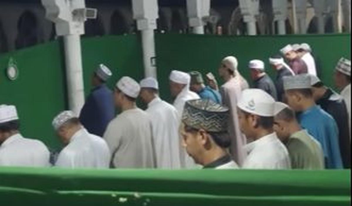 Dalam video ini juga nampak para jemaah yang sangat khusyuk dalam menjalankan ibadah sunnah salat tarawih.&nbsp;<br>