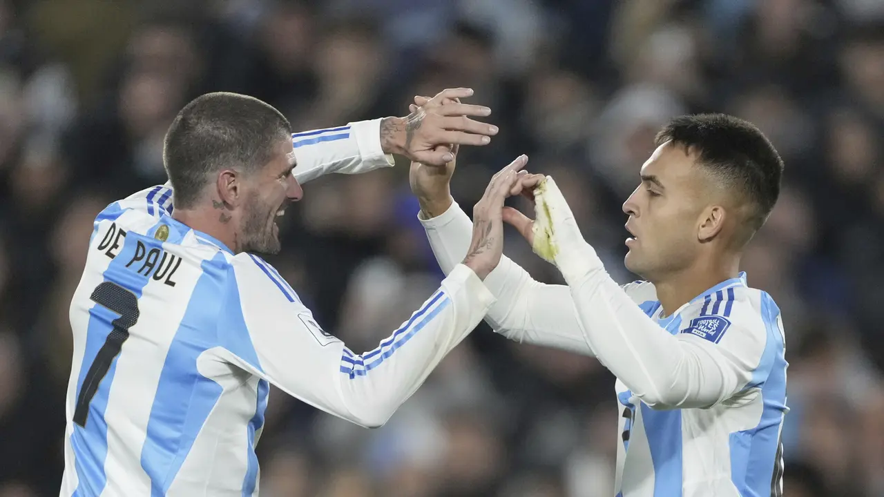 Pemain Timnas Argentina, Lautaro Martinez, merayakan bersama Rodrigo De Paul