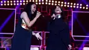 Tantri Kotak (kiri) dan Kikan saat beraksi di panggung 'The Farewell Medley' Infotainment Awards 2016, Jakarta, Jumat (22/1/2016). Menunggu masa cuti Tantri, Kotak akan membuat projek bertajuk Kikan X Kotak. (Liputan6.com/Gempur M Surya)