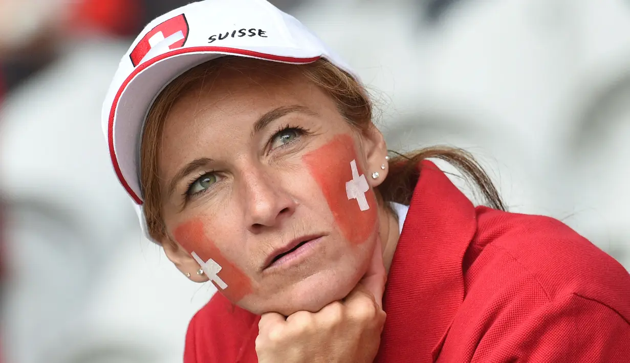 Seorang Fans Swiss sedang menanti pertandingan dimulai antara Swiss melawan Prancis pada grup A Euro 2016 di Stadion Pierre-Mauroy, Lille (20/6/2016) WIB. (AFP/Francois Lo Presti)