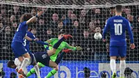 Fernando Llorente membobol gawang Chelsea yang dikawal Kepa Arrizabalaga. (AFP/Ben Stansall)