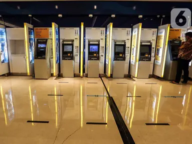 Seorang pria melakukan transaksi di anjungan tunai mandiri (ATM), Jakarta, Senin (25/1/2020). Kinerja kredit perbankan pada 2021 diperkirakan tumbuh positif sebesar 7,3 persen secara tahunan (year-on-year/yoy). (Liputan6.com/Johan Tallo)