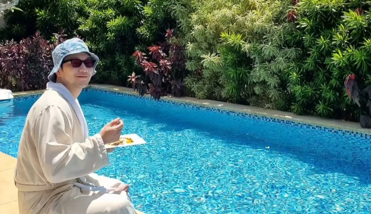 <p>Selain menikmati keindahan pantai, Son Suk Ku juga banyak menghabiskan waktu di villa. Dengan dilaposi bathrobe, dia asyik menyantap sesuatu yang tersaji di piringnya. Tak lupa pakai kacamata hitam dan topi karena cuaca sungguh panas. (Foto: Instagram/ sonsukku)</p>