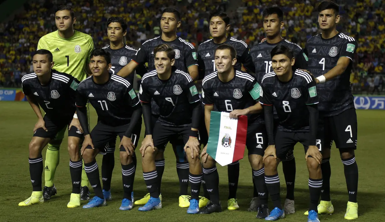 Timnas Meksiko berfoto sebelum menghadapi Brasil pada laga final Piala Dunia U-17 2019 di Bezerrao Stadium, Brasil (17/11/2019). Termasuk edisi 2023 di Indonesia, Meksiko tercatat 15 kali tampil di ajang Piala Dunia U-17 dari total 19 kali penyelenggaraan. Meksiko absen pada 4 edisi, yaitu 1989 di Skotlandia, 1995 (Ekuador), 2001 (Trinidad Tobago), dan 2007 (Korea Selatan). (AFP/Miguel Schincariol)