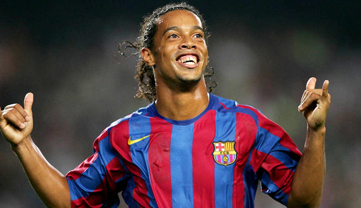 Ronaldinho - Pria berusia 41 tahun ini merupakan pemegang nomor 10 terbaik sebelum dikenakan Lionel Messi. Legenda Timnas Brasil ini menggunakan nomor punggung 10 pada tahun 2003-2008. v