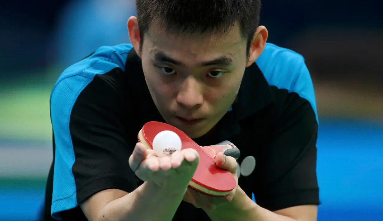  Atlet Tenis Meja asal Taiwan, Chen Chien-An bersiap memukul bola saat bertanding melawan Zhi Wen Dia dari Spanyol pada putaran kedua cabang tenis meja tunggal putra Olimpiade Rio 2016 di Rio de Janeiro, Brasil, (7/8). (REUTERS/Alkis Konstantinidis)