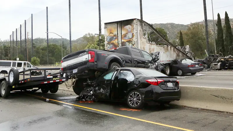 Tabrakan Dua Truk Menimbulkan Kerusakan Parah di Los Angeles