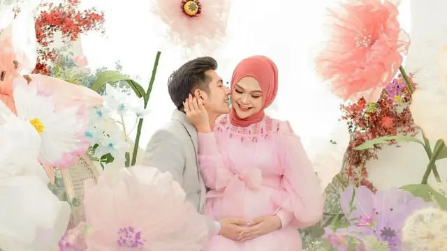 9 Gaya Maternity Shoot Ria Ricis dengan Ragam Tema, Pakai Kostum Peri Hutan-Baju Serba Hitam