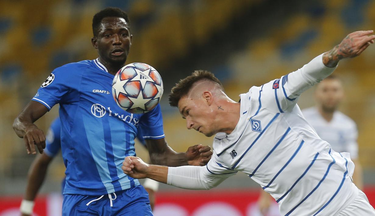 Gelandang Dynamo Kyiv, Benjamin Verbic, berebut bola dengan gelandang Gent, Sulayman Marreh, pada laga kedua play-off Liga Champions di Stadion Olimpiade Kiev, Rabu (30/9/2020) dini hari WIB. Dynamo Kyiv menang 3-0 atas Gent. (AP Photo/Efrem Lukatsky)