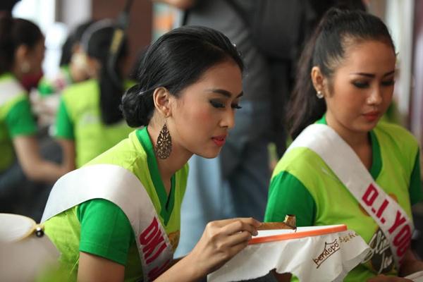 Salah satu finalis Puteri Indonesia asal DKI Jakarta belajar membantik | Photo: Copyright Doc vemale.com
