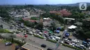 Suasana kawasan Puncak di Simpang Gadog, Ciawi, Bogor, Kamis (20/5/2021). Walaupun libur lebaran sudah berlalu, kawasan Puncak dan sekitarnya masih dipadati wiasatawan. (merdeka.com/Arie Basuki)