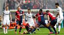Pemain Juventus, Miralem Pjanic, berusaha melewati hadangan pemain Genoa pada laga pekan ke-13 Serie A, di Stadion Luigi Ferraris, Minggu (27/11/2016). (Reuters/Alessandro Garofalo)
