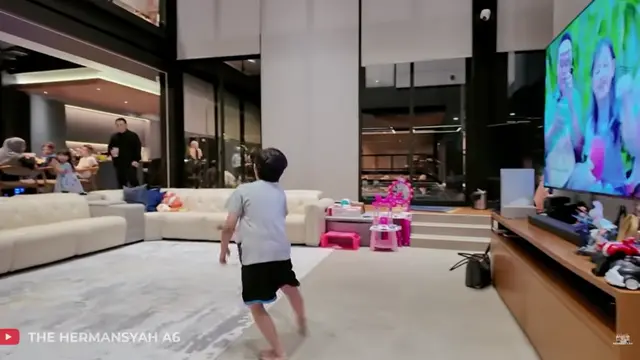 Potret Ruang Keluarga Rumah Aurel Hermansyah (Foto: YouTube The Hermansyah A6)