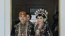 Di momen pernikahannya dengan Kaesang Pangarep, Erina Gudono menjelma menjadi pengantin Jawa dalam balutan kebaya klasik dari bahan velvet dipenuhi dengan payet emas, disempurnakan dengan berbagai aksesorinya yang serasi nan mewah. [Foto: Instagram/erinagudono]