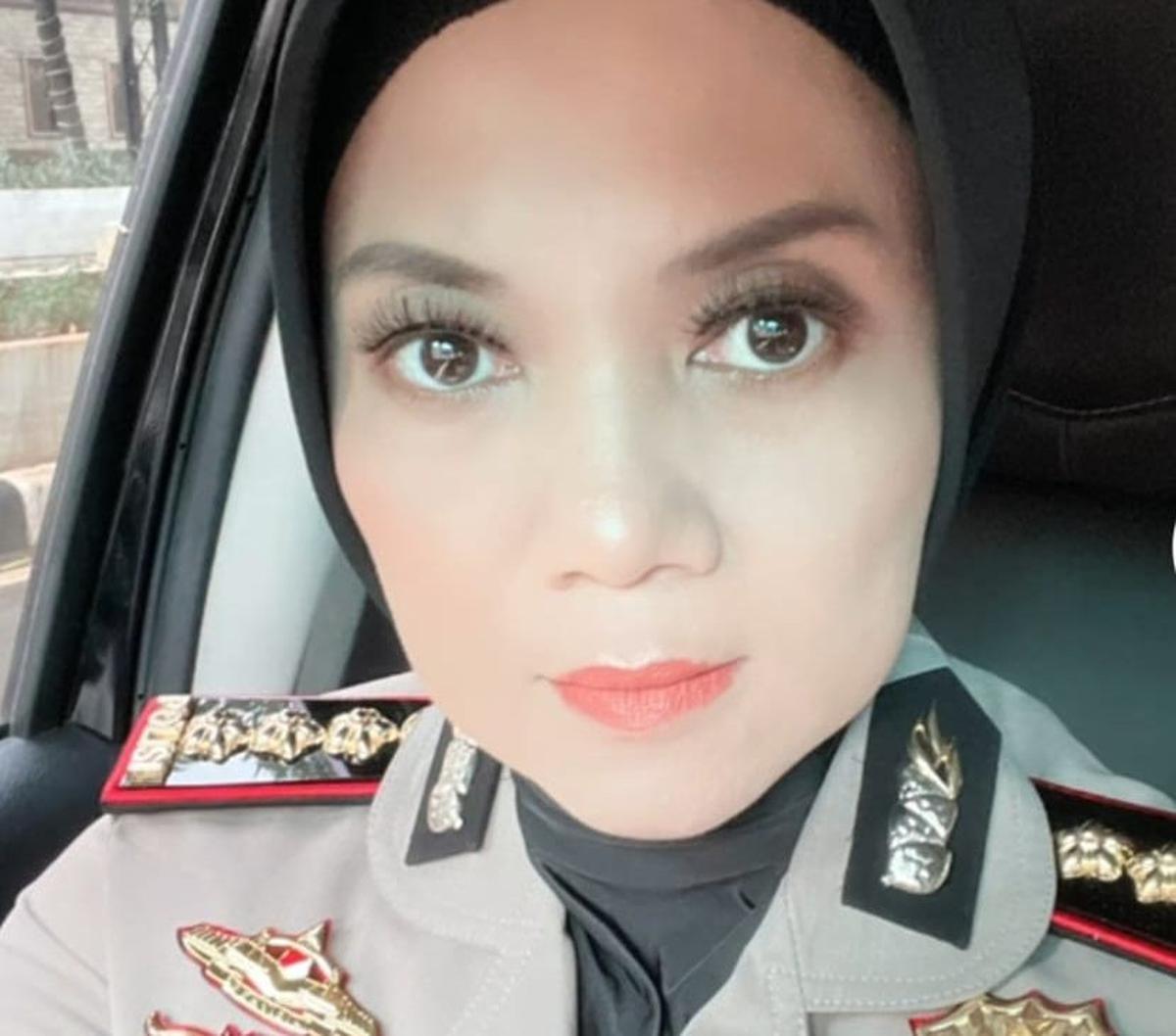 Dilia merupakan lulusan Fakultas Psikologi, Universitas Indonesia (UI) pada tahun 1996. Dia masuk Polri melalui jalur Perwira Polri Sumber Sarjana (PPSS).<br>