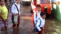 [VIDEO] Siswa SD Nekat Terobos Banjir Demi UAS