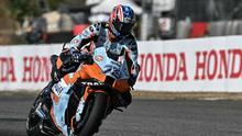 Rider MotoGP asal Jepang, Ai Ogura, sedang beraksi melakukan sesi Latihan resmi di Sirkuit Internasional Buriram, Thailand, kemarin. Ia menjadi sorotan setelah tampil apik di fase kualifikasi. (AFP / Lillian SUWANRUMPHA)