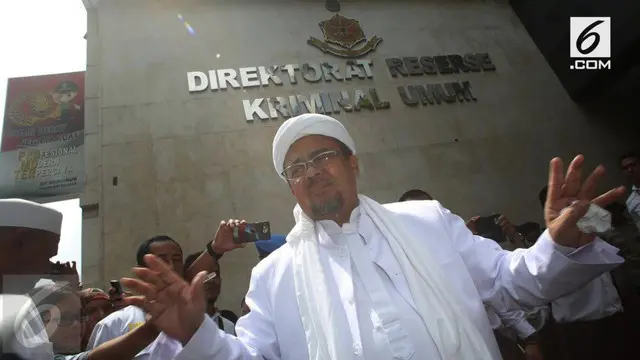 Pengacara Rizieq, Kapitra Ampera, mengatakan pria yang tersangkut kasus dugaan pornografi berupa chat seks itu tidak akan berlama-lama di negeri jiran