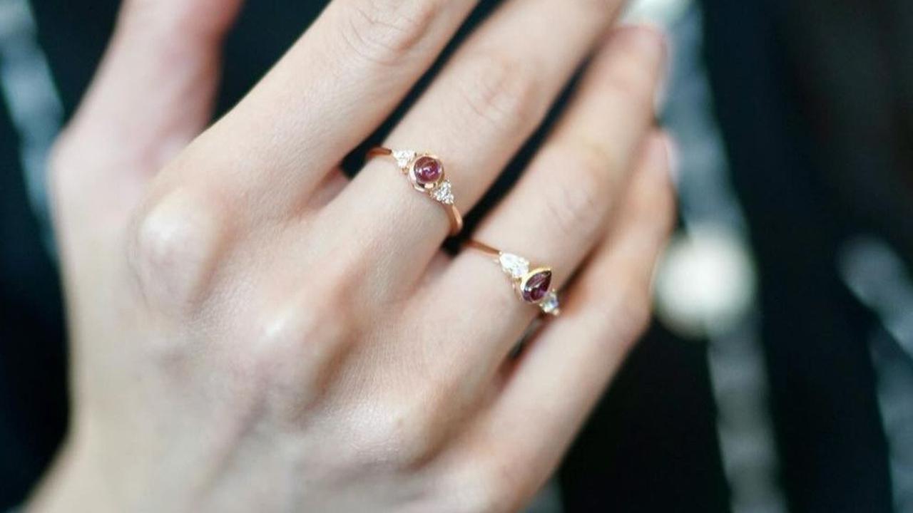 Potret Penuh Gaya Sandra Dewi Promosikan Brand Perhiasan Miliknya