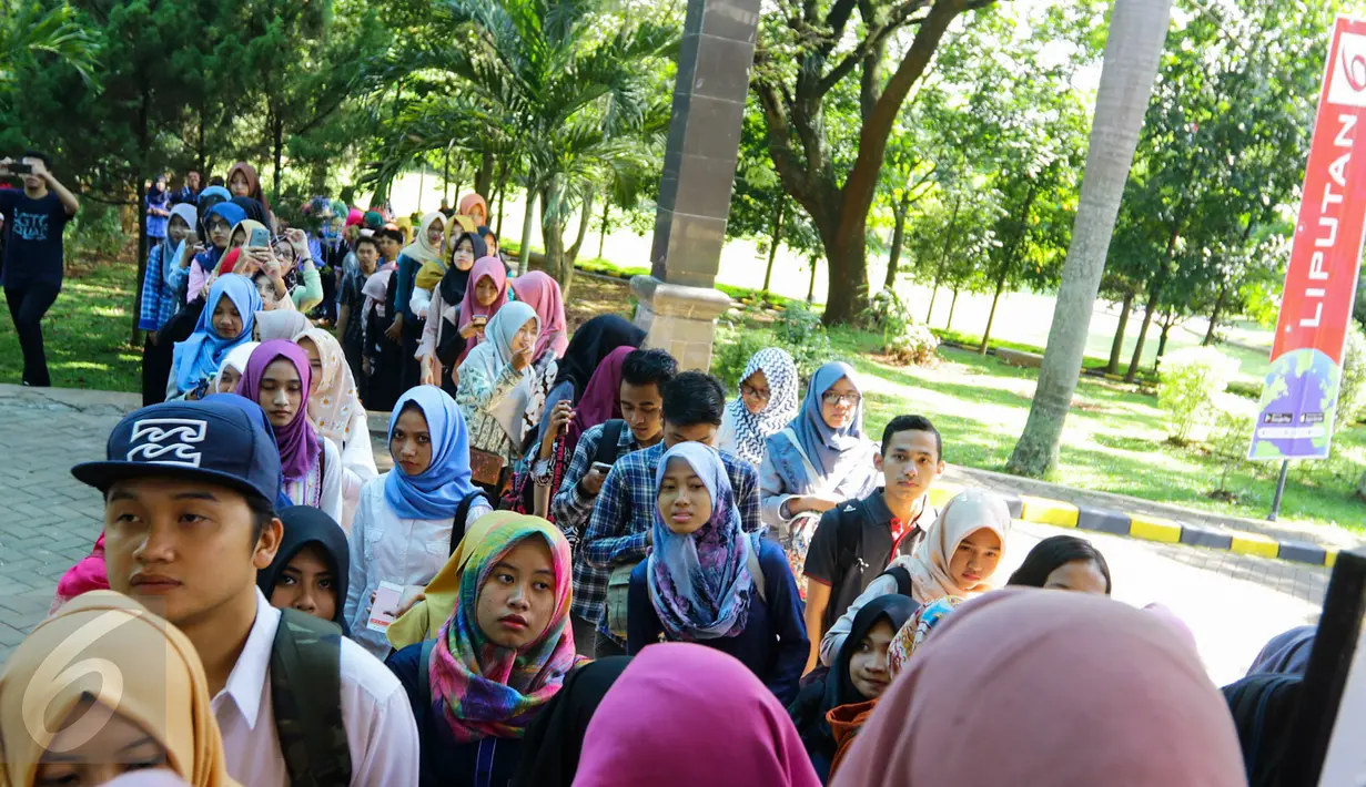 Antrean peserta untuk melakukan registrasi acara EMTEK Goes To Campus (EGTC) 2017 di Universitas Negeri Semarang, Rabu (5/4). Tahun ini, EMTEK kembali gelar acara EGTC di 5 kota, diantaranya Semarang, Malang dan kota besar lain (Liputan6.com/Yoppy Renato)
