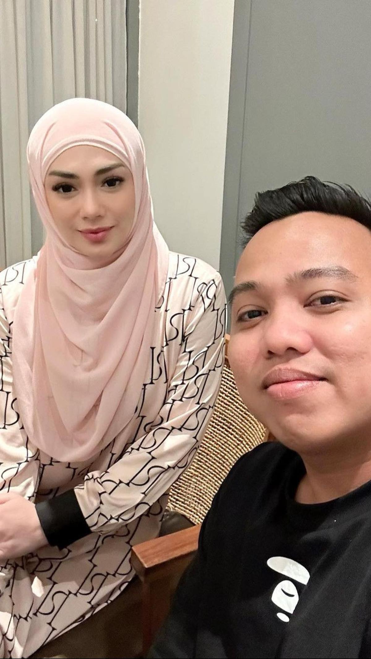 Sebelumnya, wanita berdarah Manado ini pernah juga mengunggah foto mengenakan hijab.&nbsp;