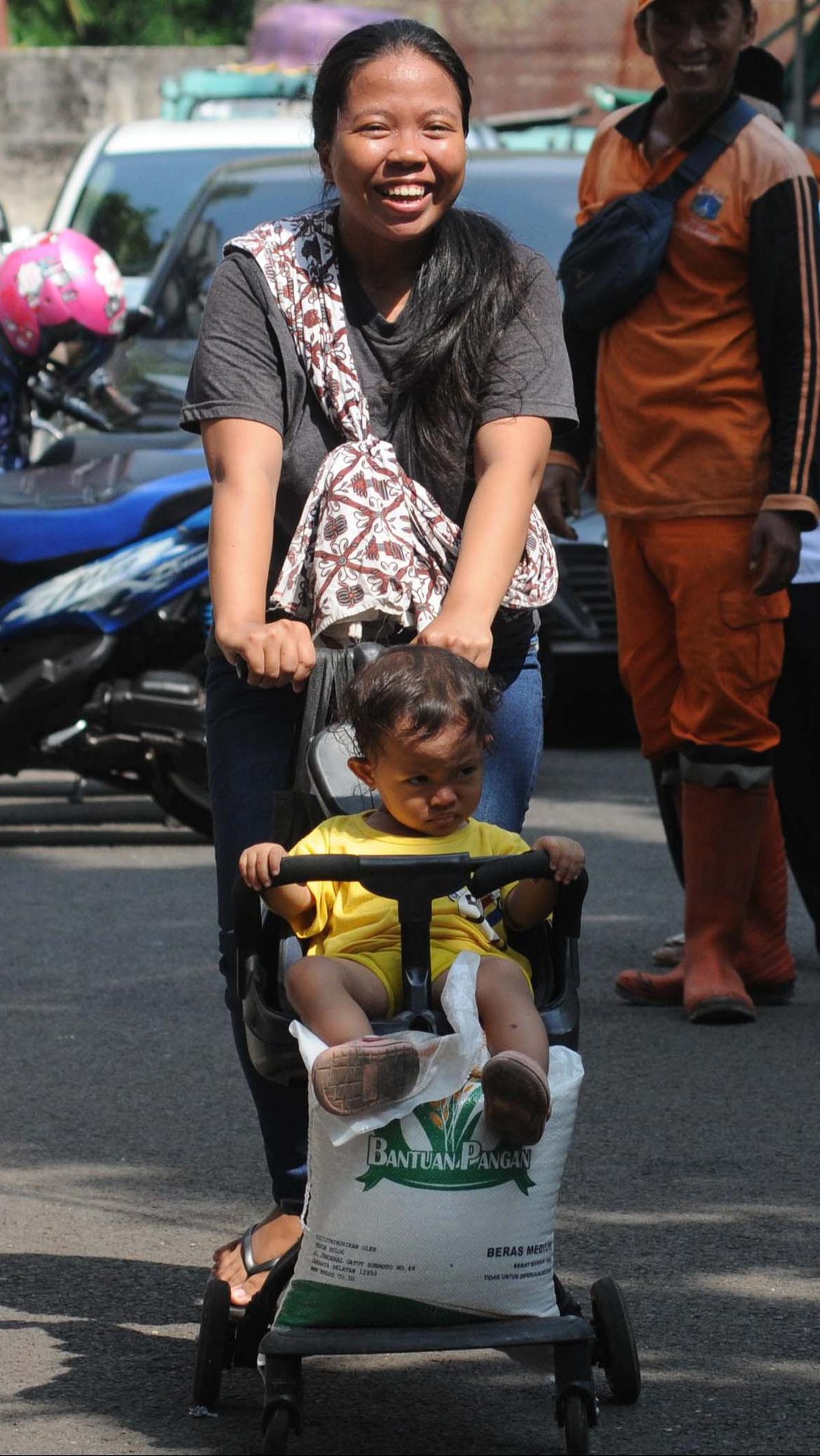 Penyaluran beras ini merupakan bagian dari bantuan sosial (bansos) pemerintah untuk membantu warga sekaligus menurunkan harga beras yang sempat melambung.&nbsp;&nbsp;Foto: Merdeka.com/Imam Buhori