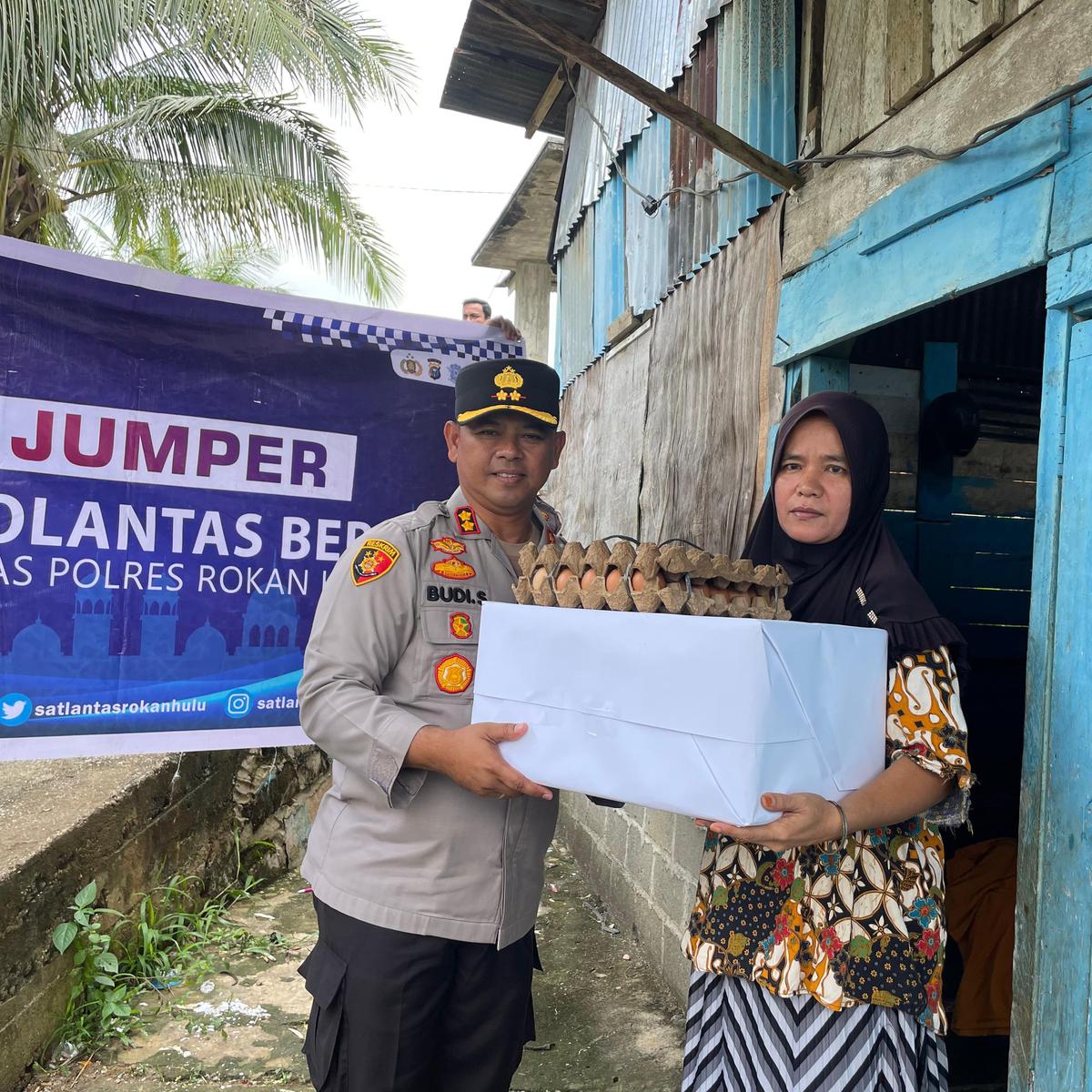 Polres Rohul  Bagikan Nasi Kotak Sembari TitipKan Pesan Damai Pilkada