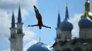 Peloncat indah Kanada, Lysanne Richard, beraksi di nomor High Diving 20m putri dalam Kejuaraan Dunia Akuatik 2015 di Kazan, Rusia. (4/8/2015). Bangunan di latar gambar adalah Masjid Kul Sharif (kiri) dan Katedral Annunciation. (Reuters/Hannibal Hanschke).