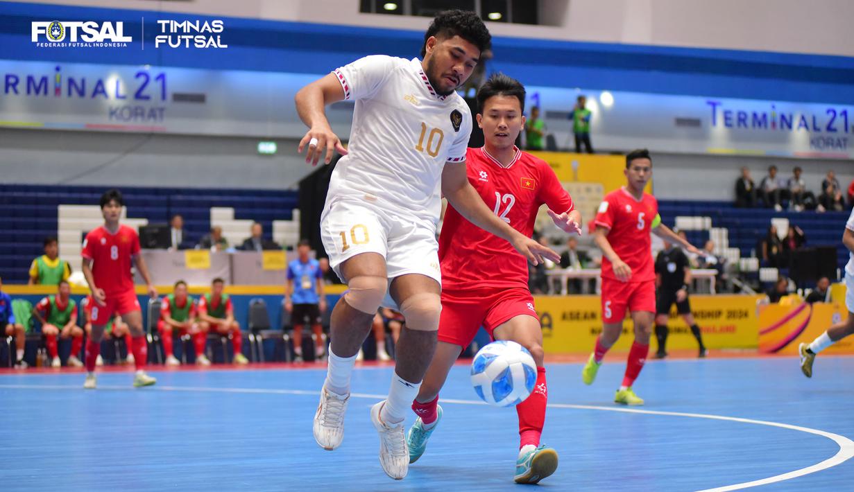 Pemain Timnas futsal Indonesia, Evan Soumilena mengontrol bola dibayangi pemain Vietnam pada laga final Piala AFF 2024 yang berlangsung di Terminal 21 Korat, Nakhon Ratchasima, Thailand, Minggu (10/11/2024) malam WIB. (Dok. Federasi Futsal Indonesia)