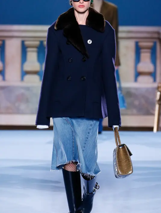 Coat dengan siluet kokoh yang dimodifikasi menggunakan pea coat yang klasik. [Dok/ToryBurch]
