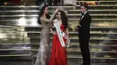 Nguyen Huong Giang saat menerima mahkota dari pemenang tahun lalu dari Thailand Treechada Petcharat pada kontes kecantikan transgender Miss International Queen 2018 di Pattaya, Thailand (9/3). (AFP Photo/Lillian Suwanrumpha)