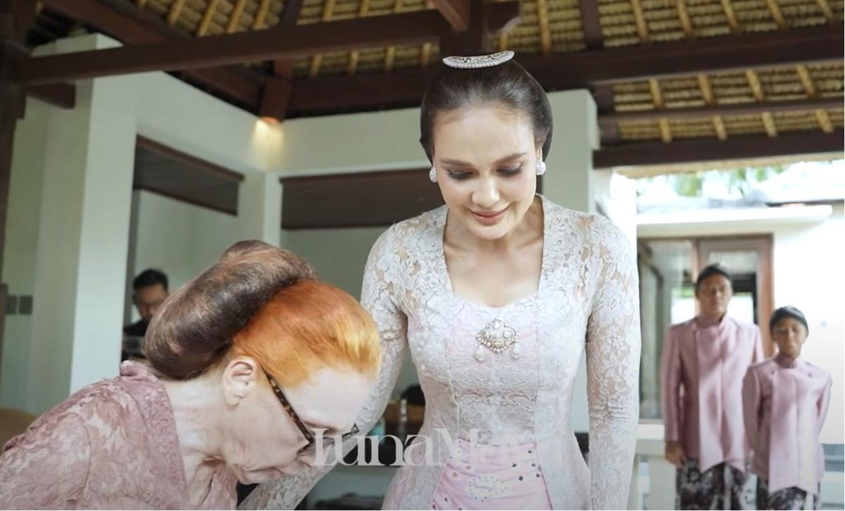 Momen Luna Maya Bujuk Desa Maya Sang Ibunda Agar Tak Pakai Sendal Jepit di Acara Siraman: Please 1 Jam Saja