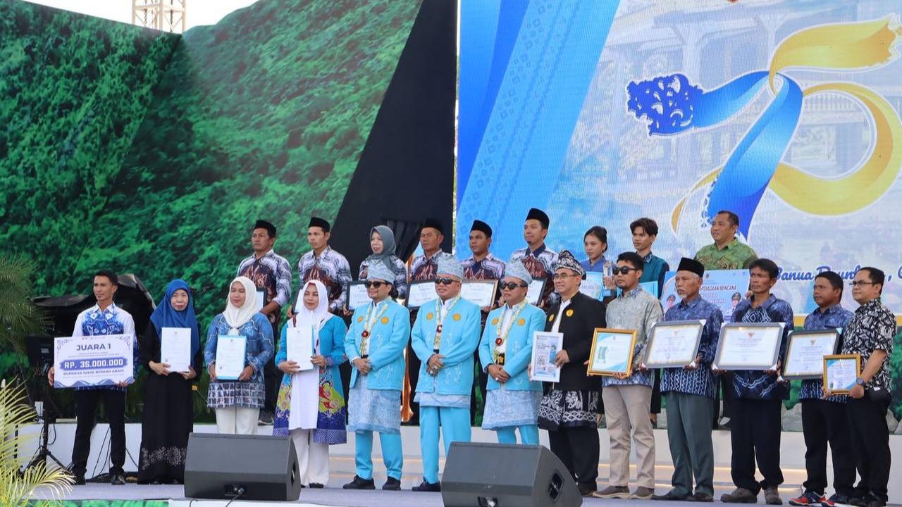 Gubernur Kalsel Berikan Penghargaan untuk Petani Berprestasi