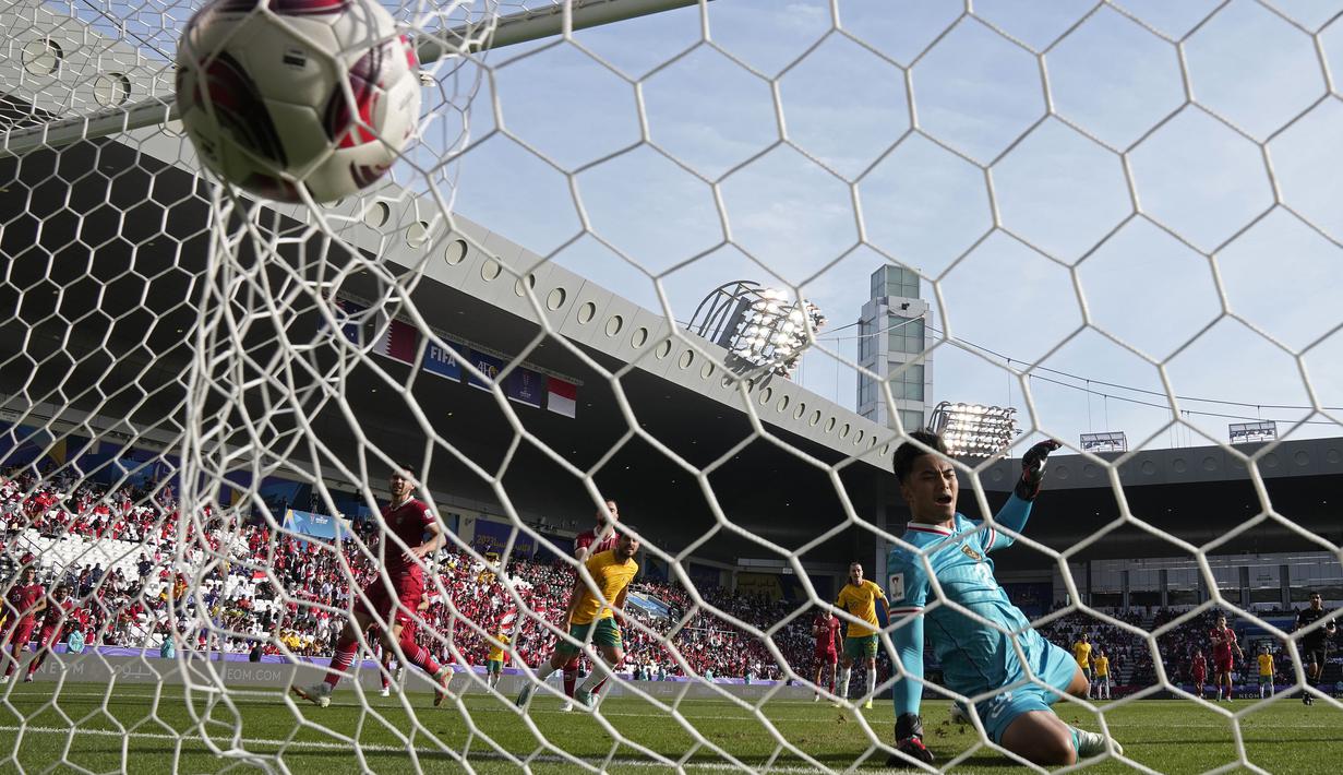 Ekspresi kecewa kiper Timnas Indonesia, Ernando Ari Sutaryadi setelah gawangnya dibobol oleh Australia pada laga 16 besar Piala Asia 2023 yang berlangsung di assim bin Hamad Stadium, Doha, Qatar, Minggu (28/01/2024). (AP Photo/Aijaz Rahi)