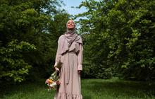 8 Inspirasi Model Gamis Syari Bahan Jatuh Anti Bikin Gerah, OOTD Fleksibel untuk Segala Usia