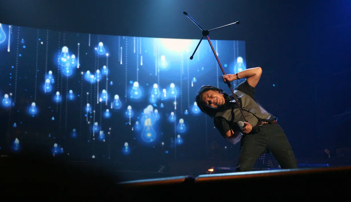 Mantan vokalis Dewa 19 memulai konser sekitar pukul 20.00 WIB. Sekitar 2,5 jam Ari menghibur baik dengan kolaborasi maupun sendiri. Sekitar 20 lagu dari sebagai penyanyi solo maupun bersama grupnya dibawakan. (Nurwahyunan/Bintang.com)